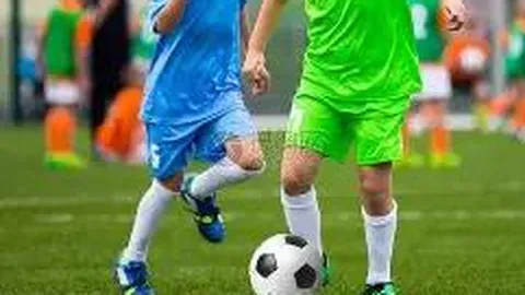 维尼修斯携手网球巨星科埃略同框，尽显运动风采多样性！